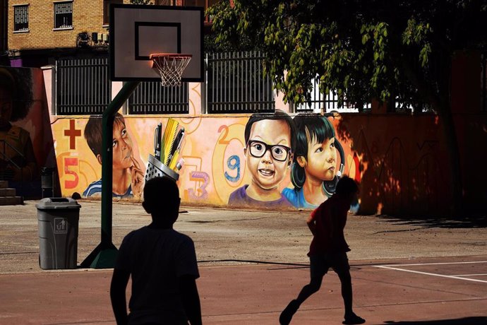 Niños en el patio del centro escolar el primer día de clase tras la vacaciones de verano, a 10 de septiembre de 2024, en Málaga, Andalucía (España). 