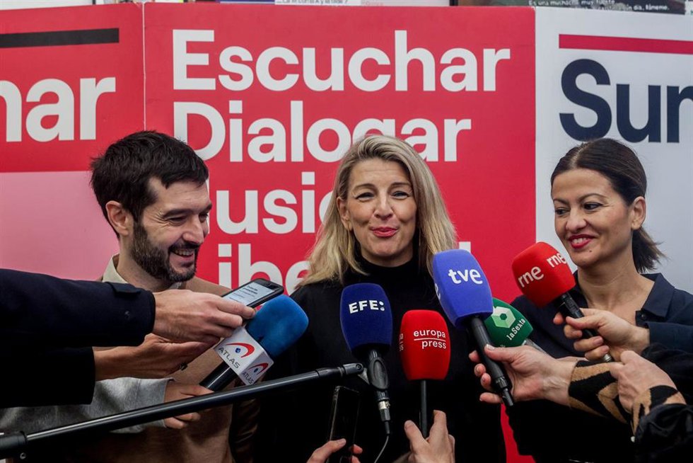 Archivo - (I-D) El ministro de Derechos Sociales, Consumo y Agenda 2030, Pablo Bustinduy, la vicepresidenta segunda y ministra de Trabajo y Economía Social y líder de Sumar, Yolanda Díaz, y la ministra de Juventud e Infancia, Sira Rego, atienden a los m