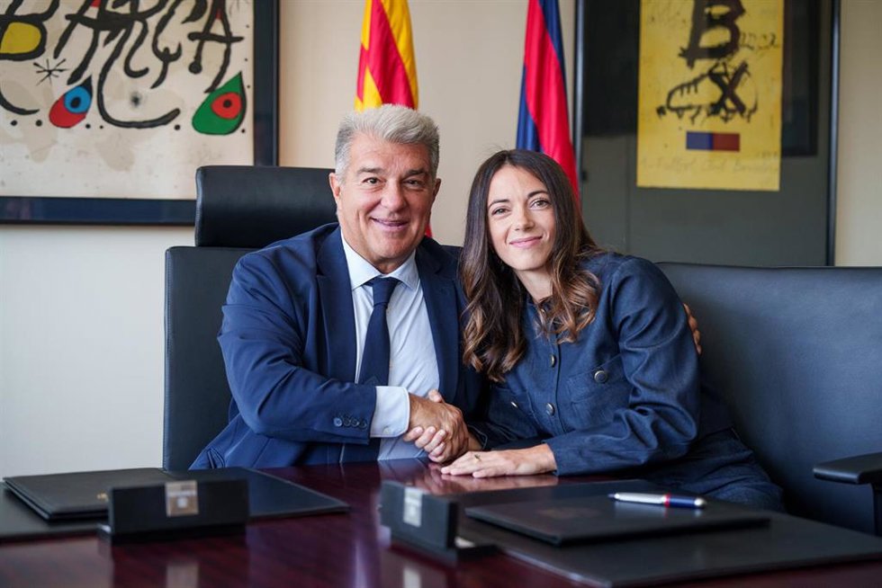 El presidente del FC Barcelona, Joan Laporta, y la jugadora del Bara Femení Aitana Bonmatí