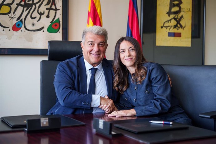 El presidente del FC Barcelona, Joan Laporta, y la jugadora del Barça Femení Aitana Bonmatí