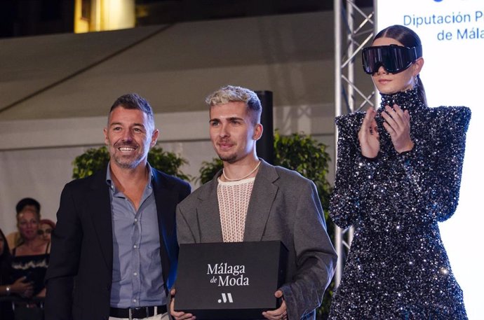 Málaga de Moda, de la Diputación provincial, otorga el premio Talento y Creatividad 2024 al diseñador Raúl Doña en la Pasarela Larios.