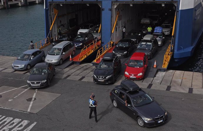 Numerosos vehículos salen del ferry para cruzar la frontera en el puerto de Algeciras dentro de la Operación Paso del Estrecho (OPE). ARCHIVO