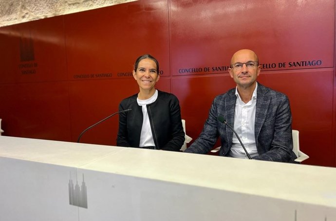 Archivo - Arquivo - Os concelleiros socialistas Gonzalo Muíños e Mercedes Rosón en rolda de prensa no Concello.