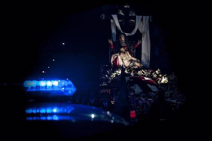 Archivo - La imagen de La Piedad escoltada en procesión por la Policía Nacional en Valladolid.