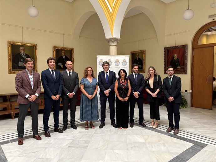 Foto de grupo de la jornada sobre el control económico de LALIGA