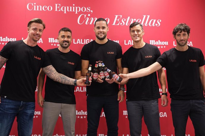 Archivo - Los exjugadores José María Gutiérrez 'Guti', David Villa, Esteban Granero, Mario Suárez y Martín Mantovani, en un evento de Mahou.