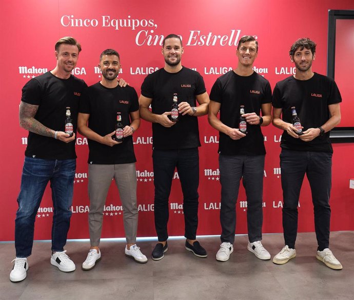 Archivo - Los exjugadores José María Gutiérrez 'Guti', David Villa, Esteban Granero, Mario Suárez y Martín Mantovani, en un evento de Mahou.