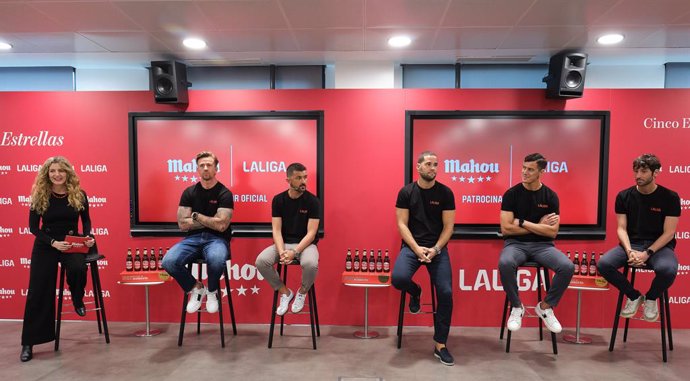 Archivo - Los exjugadores José María Gutiérrez 'Guti', David Villa, Esteban Granero, Mario Suárez y Martín Mantovani, en un evento de Mahou.