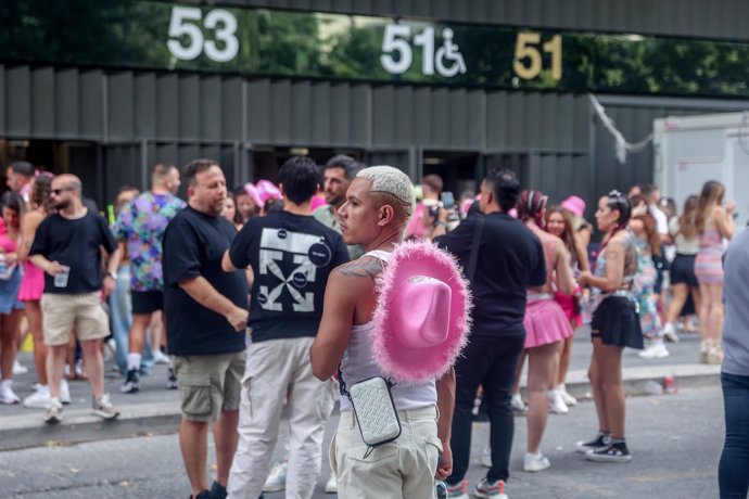 Archivo - Ambiente previo al concierto de Karol G en los alrededores del Santiago Bernabéu, a 20 de julio de 2024, en Madrid (España). 