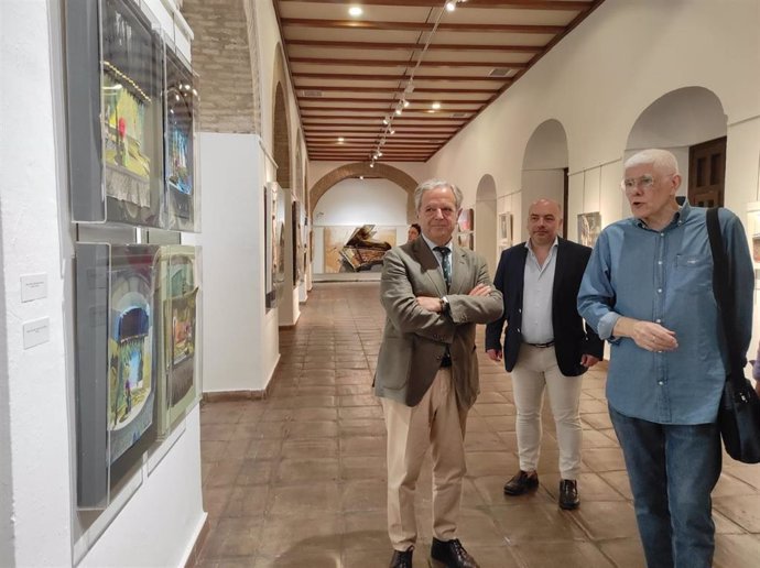 El presidente de la Diputación, Salvador Fuentes (izda.), visita la muestra junto al delegado de Cultura, Gabriel Duque (centro), y el artista, Juan Carlos Castro Crespo.