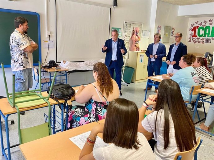 El delegado territorial de Desarrollo Educativo y Formación Profesional de la Junta, José Francisco Viso (centro), en su visita a un centro educativo de Pozoblanco.