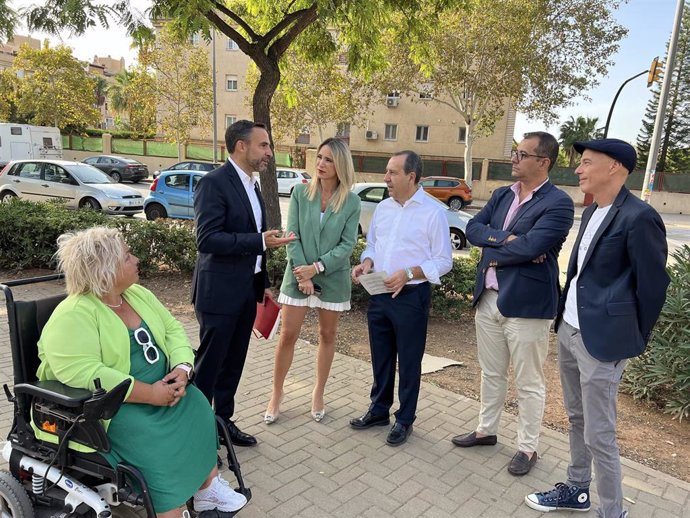 El secretario general del PSOE de Málaga, Daniel Pérez, el coordinador del grupo parlamentario, José Luis Ruiz Espejo, y la secretaria de Educación, Patricia Alba, en el IES Torre Atalaya de Teatinos.