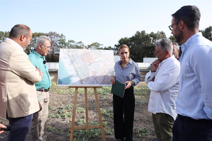 Almudena Martínez anunciando la licitación de la redacción del proyecto para construir el nuevo emisario submarino de la EDAR de Atlanterra.