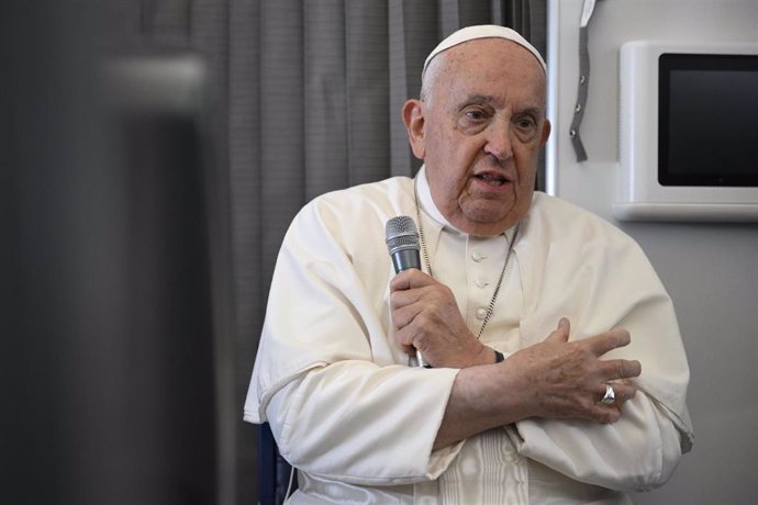 El Papa en el avión de regreso de su gira por Asia y Oceanía