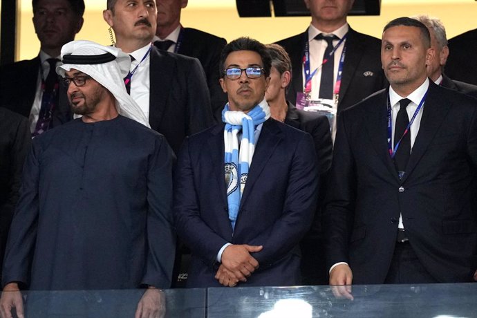 Archivo - 10 June 2023, Turkey, Istanbul: (L-R) President of the United Arab Emirates, Mohammed bin Zayed Al Nahyan, Manchester City owner Sheikh Mansour bin Zayed bin Sultan Al Nahyan and chairman Khaldoon Khalifa Al Mubarak ahead of the UEFA Champions L