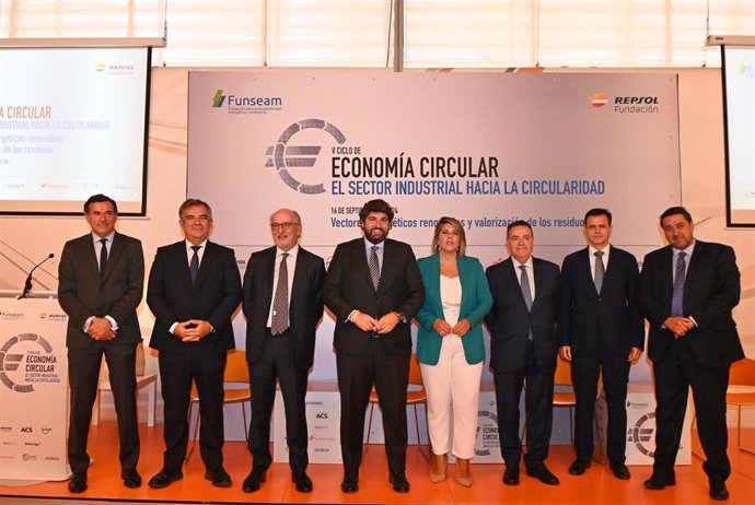 El jefe del Ejecutivo autonómico, Fernando López Miras, inauguró hoy en Cartagena la jornada ‘Vectores energéticos renovables y valorización de los residuos en la industria’, en el marco del V Ciclo de Economía Circular