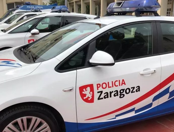 Varios vehículos policiales.