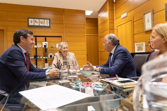 La consejera de Salud y Consumo, Rocío Hernández, en una reunión con el alcalde de Algeciras, José Ignacio Landaluce, al subdelegado del Gobierno de la Junta en el Campo de Gibraltar, Francisco Javier Ros.