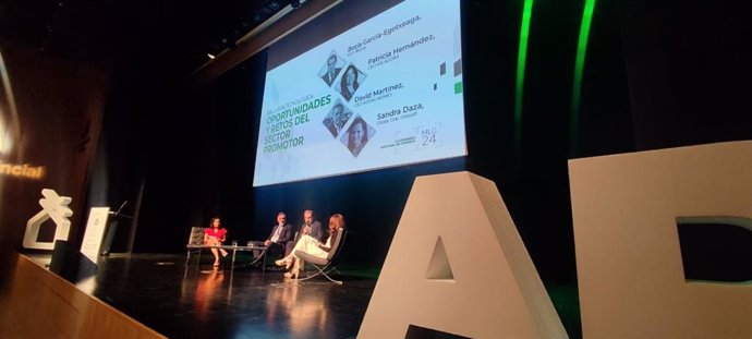 Borja García-Egotxeaga, CEO Neinor; Patricia Hernández, CEO Vía Ágora, y Sandra Daza, directora general de Gesvalt, en la mesa 'Oportunidades y retos del sector promotor en la era de la tecnología', dentro del Congreso Nacional de Vivienda.