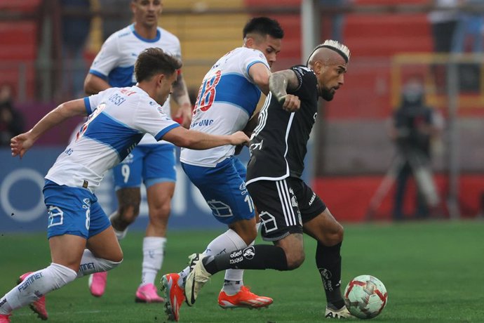 Futbol, Universidad Catolica vs Colo Colo. Fecha 9, campeonato Nacional 2024. El jugador de Colo Colo Arturo Vidal juega el balon durante el partido de primera division contra Universidad Catolica disputado en el estadio Santa Laura de Santiago,