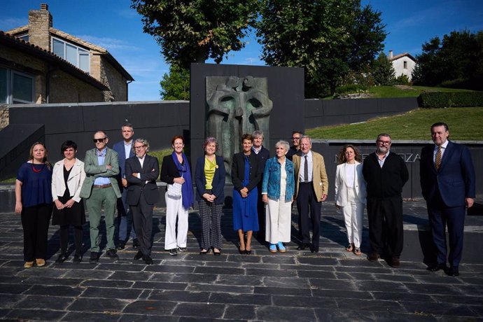 La presidenta de Navarra, María Chivite, junto al resto de los participantes en la visita al Museo Oteiza