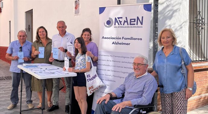 Mesa informativa sobre el Alzheimer con motivo del Día Mundial.