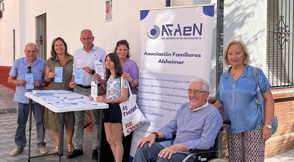 Mesa informativa sobre el Alzheimer con motivo del Día Mundial.
