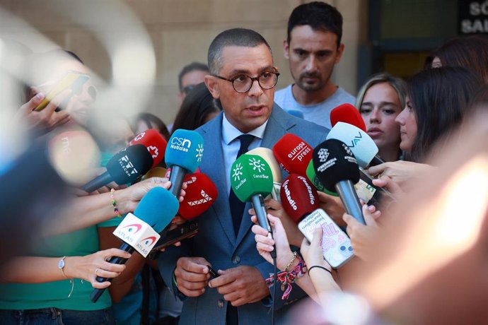 El abogado José Antonio Sires atiende a los medios de comunicación al pie de la Audiencia de Sevilla