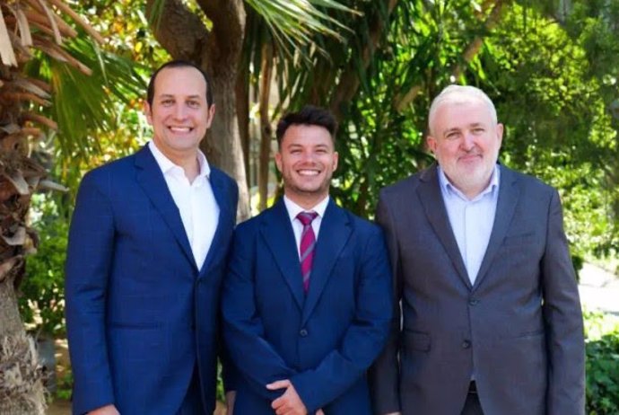 Imagen del doctor Pau Teixidó Marqués, junto al doctor Salvador Borrós Gómez (derecha)  y el doctor Jordi Martorell López.