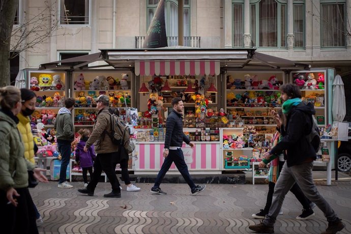 Archivo - Varias pasean al lado de los quioscos que antes eran pajarerías en La Rambla, a 23 de febrero de 2022, en Barcelona, Cataluña (España). 