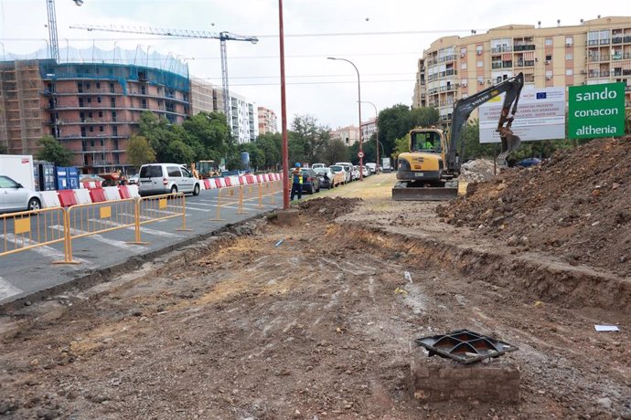 Archivo - Obras del tranvibús que conecta Sevilla Este con la Estación de trenes de Santa Justa y que está ejecutando el Ayuntamiento de Sevilla