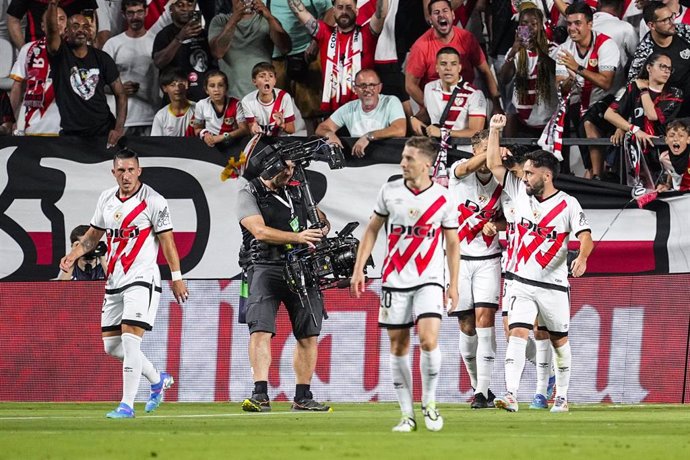 Los jugadores del Rayo Vallecano durante un partido de Liga.