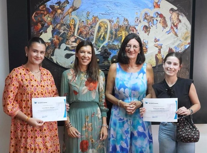 Entrega de las tres becas internacionales para estudios universitarios en el extranjero a alumnas de la Universidad de Huelva.