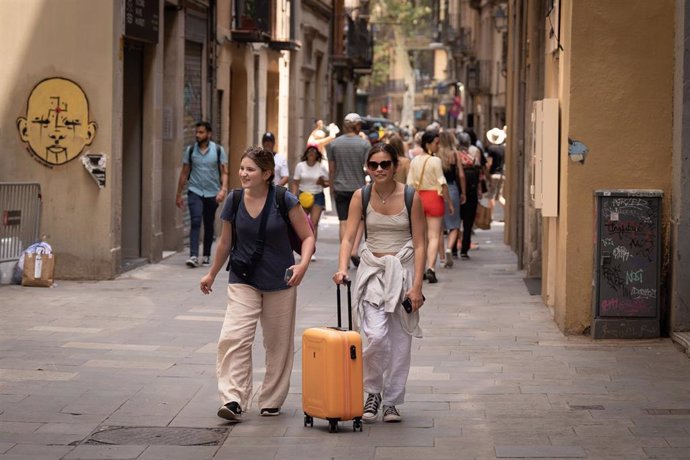 Archivo - Varias personas pasean por Las Ramblas, a 30 de junio de 2023, en Barcelona, Cataluña (España). 