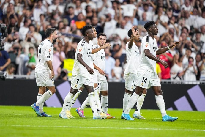 El delantero francés Kylian Mbappé celebra un gol junto a sus compañeros del Real Madrid en el Santiago Bernabéu.