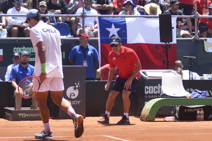 Tenis, Chile vs Kazajistan. Copa Davis 2023. El entrenador de Chile Nicolas Massu alienta a Cristian Garin durante el partido de la Copa Davis Alexander Bublik de Kazajistan disputado en el Club Tenis Trentino de La Serena, Chile. 05/02/2023 Alejandro