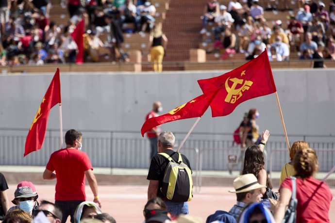 Archivo - Arxiu - Diverses persones sostenen banderes del PCE, en la festa del centenari del PCE