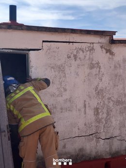 Imagen de un efectivo de los Bombers de la Generalitat revisando el edificio