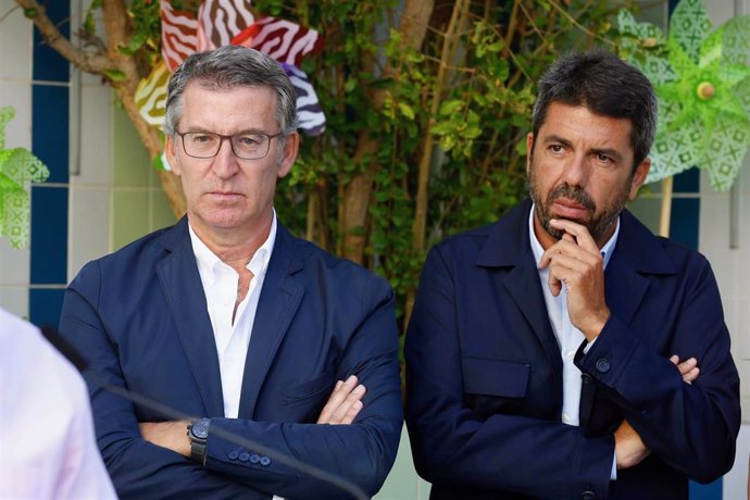 El presidente del Partido Popular, Alberto Núñez Feijóo, junto al presidente del PPCV, Carlos Mazón, durante su visita a una escuela infantil en Alicante, a 16 de septiembre de 2024, en Alicante, Comunidad Valenciana (España). El líder del PP quiere poten