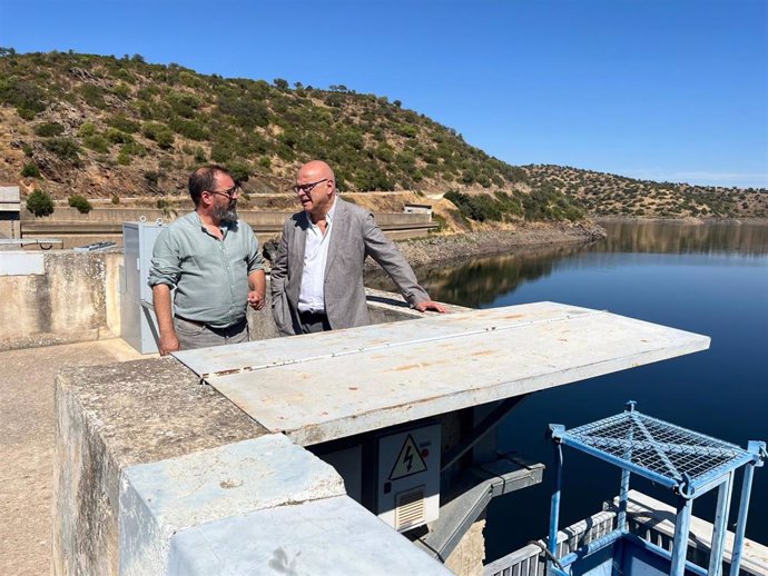 Antonio Las Heras y Manuel Fernández en la presa del Rumblar.