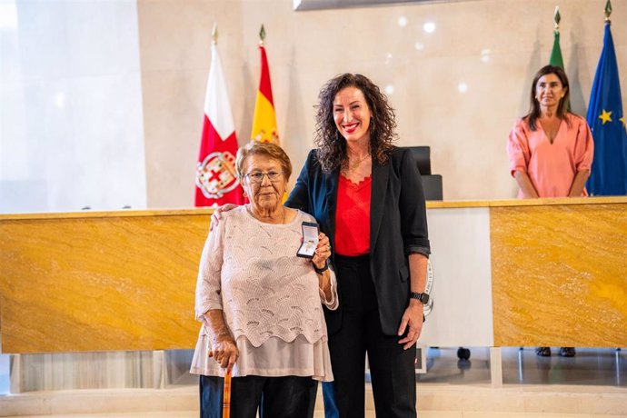 Josefa Ropero Fortes, premiada con el Escudo de Oro y la alcaldesa Marái del Mar Vázquez.