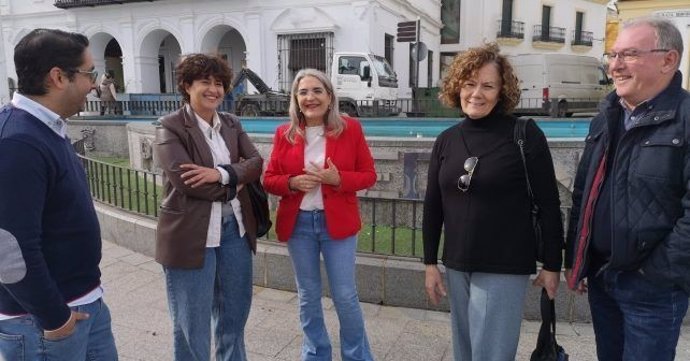 La portavoz socialista en el Consistorio, Pepa González Bayo (centro), junto a otros miembtos del PSOE.