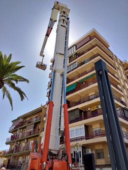 Despliegue de una grúa para evacuar al hombre con obesidad mórbida.