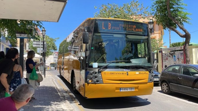 Archivo - Arxiu - El bus de Paterna a la platja aconseguix els 12.164 viatgers este estiu, un 40% més que l'any anterior 