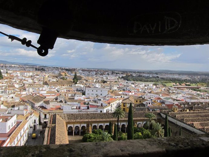 Archivo - Una de las vistas del casco histórico que ofrece la torre de la Mezquita-Catedral de Córdoba.