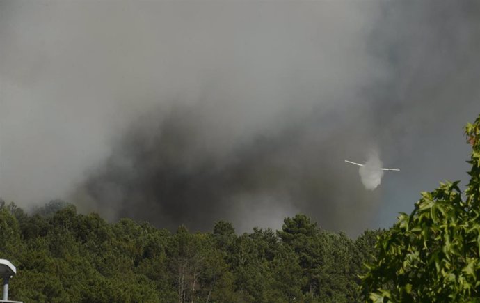 Archivo - Una avioneta de carga trabaja en la extinción de un incendio, a 27 de julio de 2022, en Castrelo de Miño, Ourense, Galicia (España). El incendio forestal ha quemado unas seis hectáreas, según estimación provisional de Medio Rural. La Consellería