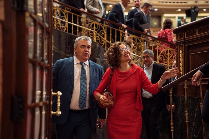 Archivo - El diputado del PSOE, Santos Cerdán, y la vicepresidenta primera del Gobierno, ministra de Hacienda y vicesecretaria general del PSOE, María Jesús Montero, a su salida de un pleno en el Congreso de los Diputados, a 13 de junio de 2024, en Madrid