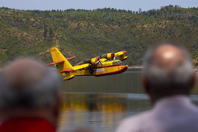 Archivo - Un avión contra incendios Canadair CL-415 en Portugal (archivo)