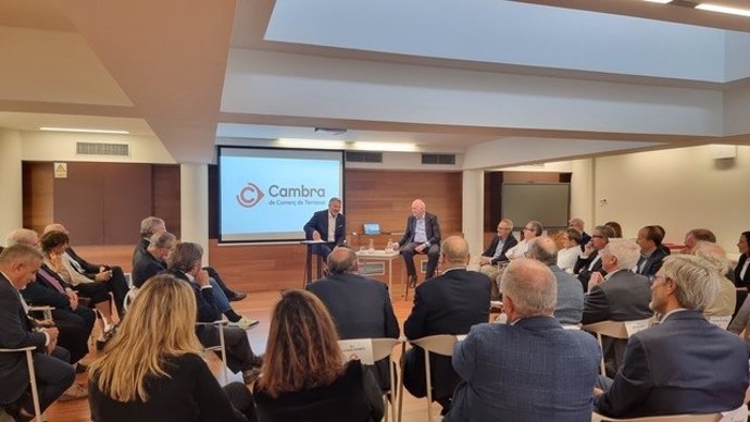 El conseller de Empresa y Trabajo de la Generalitat, Miquel Sàmper, y el presidente de la Cámara de Terrassa (Barcelona), Ramon Talamàs, en el encuentro del viernes, junto a unos cuarenta representantes del tejido empresarial en la sede del ente cameral