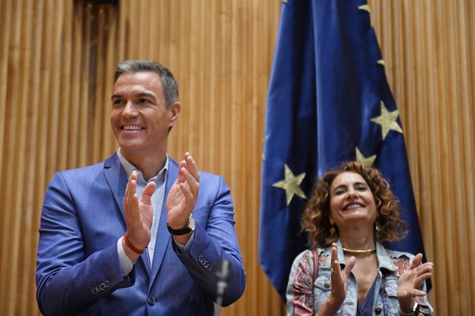 El secretario general del PSOE y presidente del Gobierno, Pedro Sánchez y la vicesecretaria general del PSOE, vicepresidenta primera del Gobierno y ministra de Hacienda, María Jesús Montero, durante la reunión interparlamentaria socialista de los grupos p